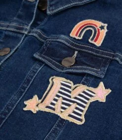 Nieuw Model Denim Jack Met Geborduurde Badges 5 Nieuw Model Denim Jack Met Geborduurde Badges -NAME IT || ADIDAS || LE TEMPS DES CERISES Verkoop b2b4bc659bf24864875b7fbce5d12f2e